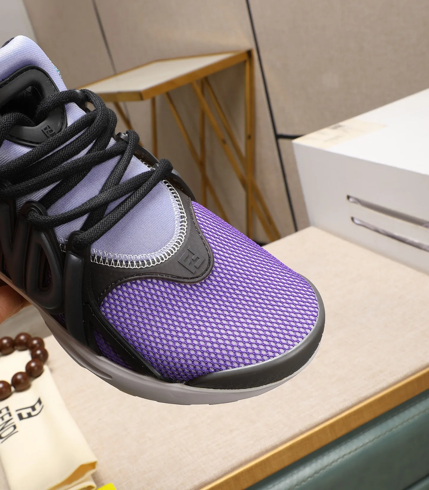 Men's Men's Shoes 💰800 Fendi Fendi's latest Tag series of men's casual mesh sports running shoes, originally purchased and developed, this Tag sneaker is a one-leg sneaker, made of black high-tech mesh material with gray neoprene details. Oversized FENDI lettering on the side and translucent rubber details. Light and flexible rubber running shoe soles, beautifully packaged at the delivery counter, customized breathable lining, original molded foam rubber outsole, sole thickness: 3.5CM! Size: 40-44 (customized at 39.45.46)